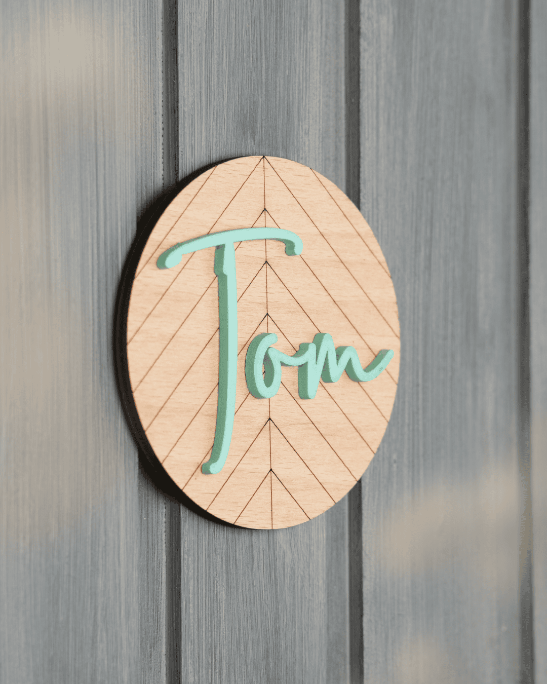 Personalisiertes Namensschild aus Holz mit Acrylglas-Schriftzug in zarten Pastelltönen