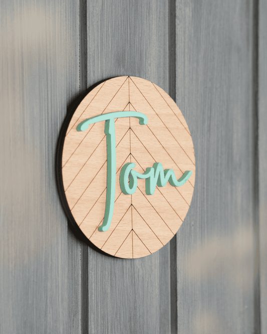 Personalisiertes Namensschild aus Holz mit Acrylglas-Schriftzug in zarten Pastelltönen