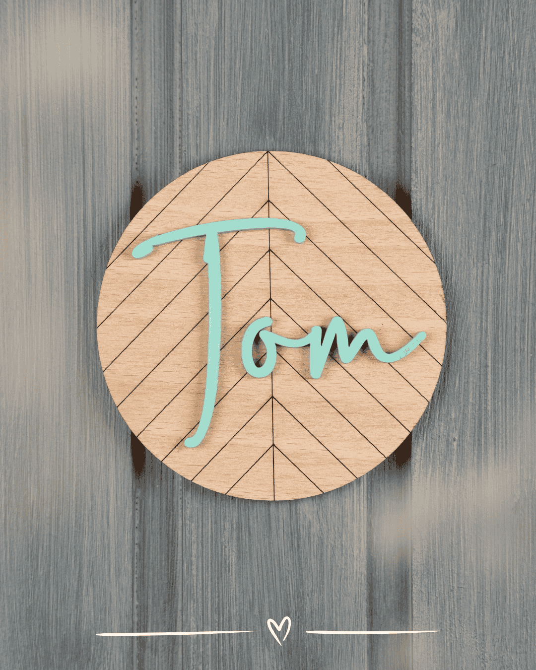 Handgefertigtes Namensschild aus Naturholz mit modernem Acrylglas-Schriftzug, individuell anpassbar