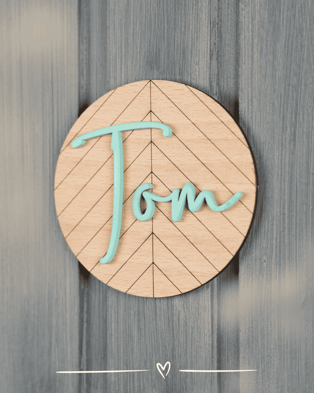 Handgefertigtes Namensschild aus Naturholz mit pastellfarbenem Acrylglas-Schriftzug, liebevoll gestaltet