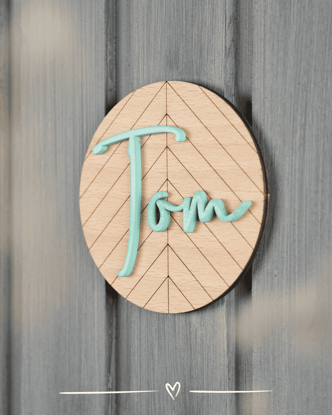 Rundes Holz Namensschild mit 3D-Acrylglas-Schriftzug in sanften Pastellfarben, individuell anpassbar.