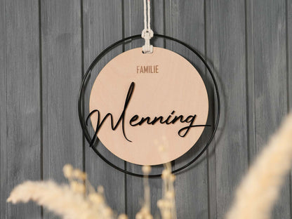 Personalisiertes Türschild aus Holz im Metallring