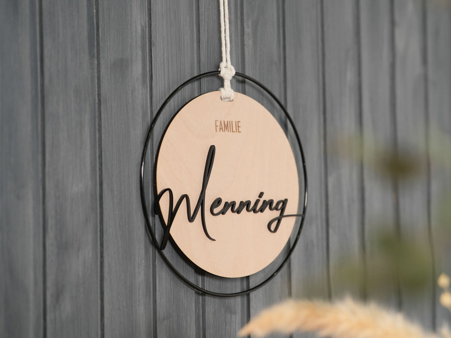 Personalisiertes Türschild aus Holz im Metallring