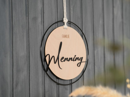 Personalisiertes Türschild aus Holz im Metallring