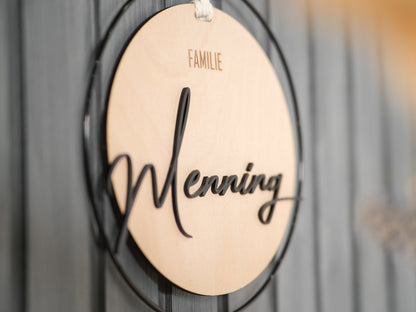 Personalisiertes Türschild aus Holz im Metallring
