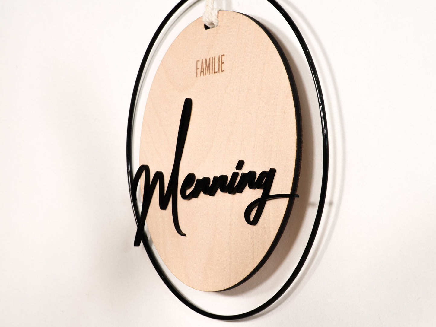 Personalisiertes Türschild aus Holz im Metallring