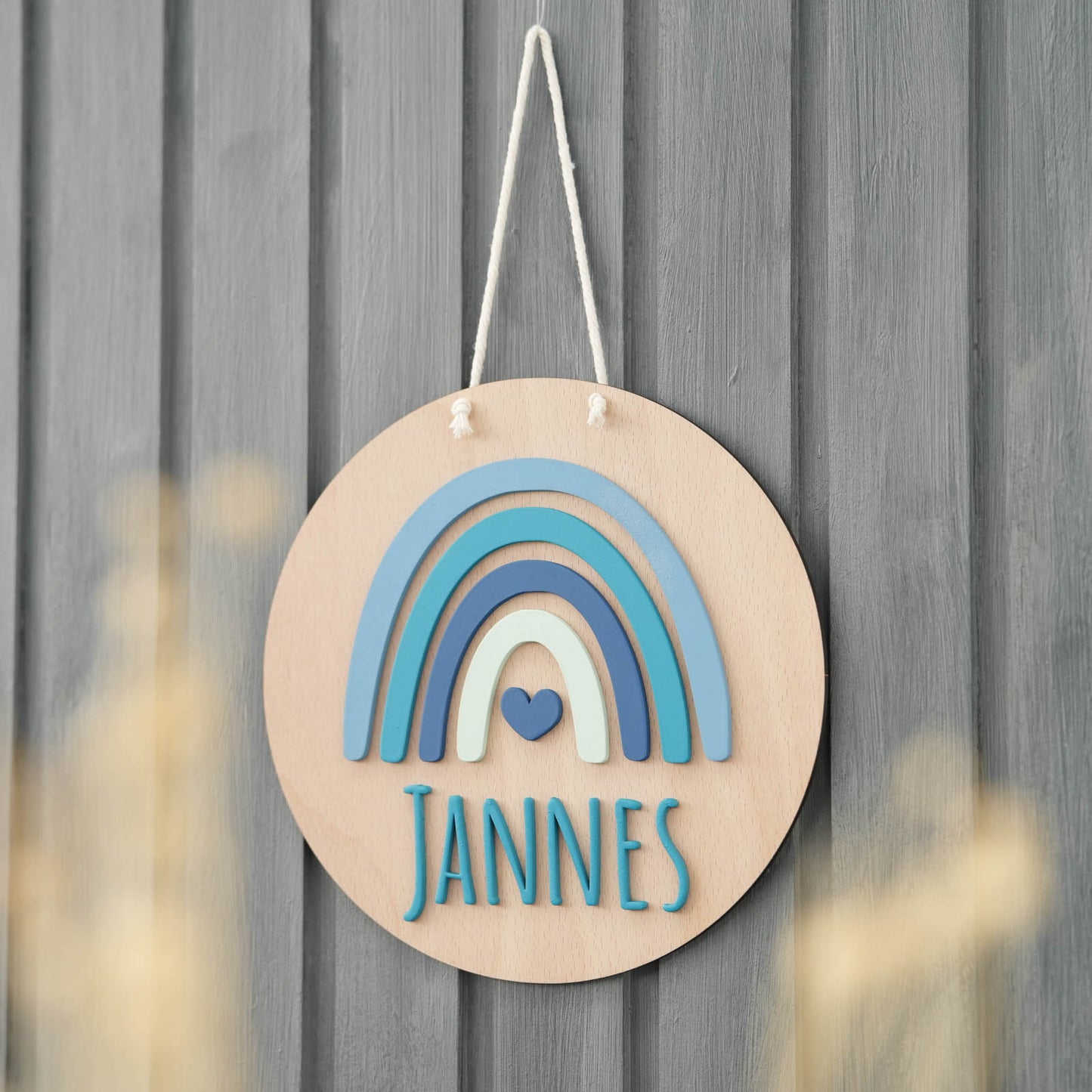 Individuelle Wanddeko aus Holz mit Regenbogenmotiv und Namensgravur