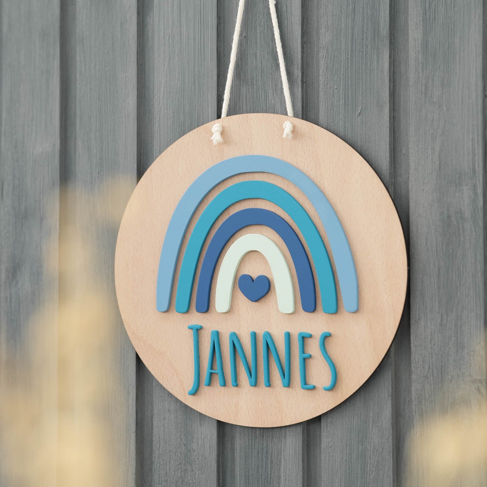 Holzschild personalisiert mit Namen und Herz in Blau, Geschenk zur Geburt