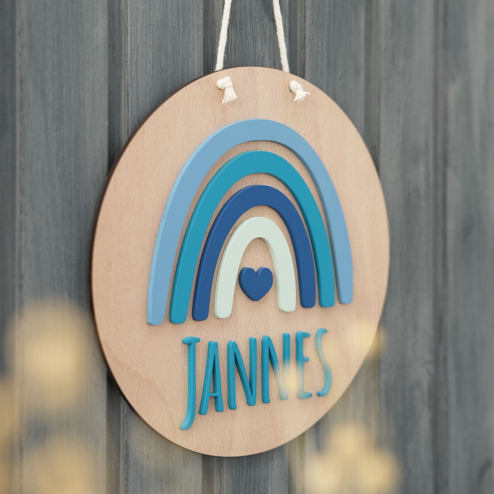 Handgefertigtes Namensschild für Jungen aus Holz mit blauem Regenbogen