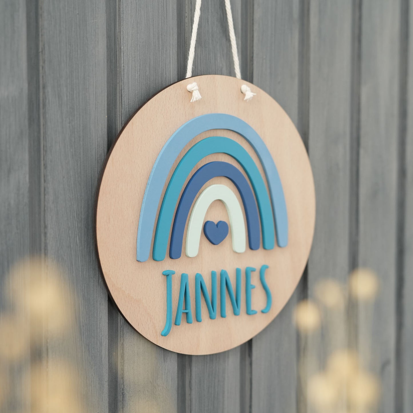 Personalisierte Holzschild mit Namen Jannes und Regenbogen in Blautönen