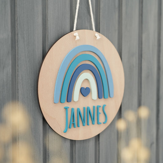 Personalisierte Holzschild mit Namen Jannes und Regenbogen in Blautönen
