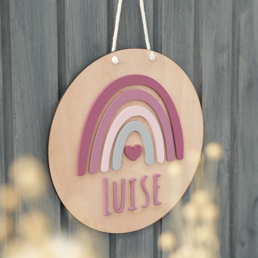 Handgefertigtes Namensschild aus Holz mit Regenbogenmotiv für Kinderzimmer