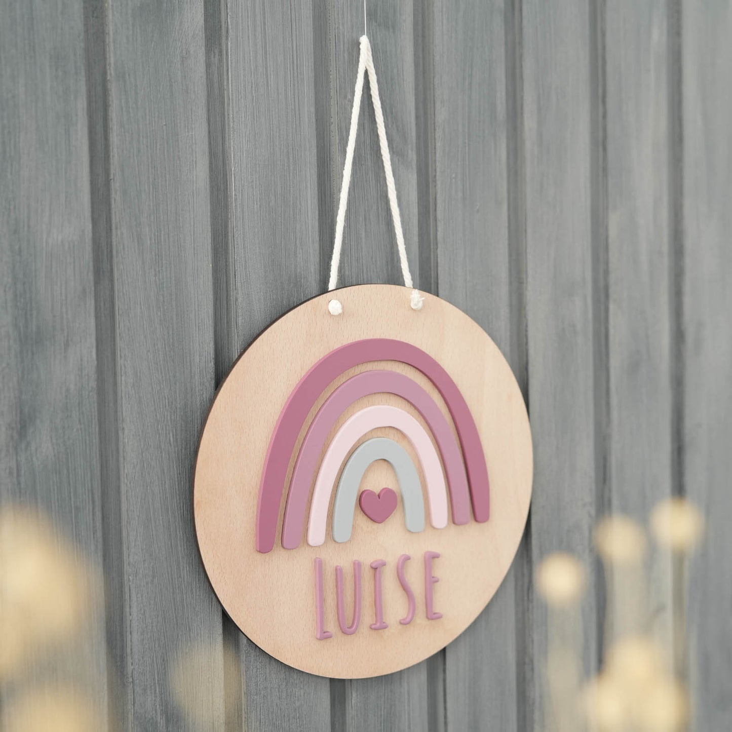 Rundes Türschild aus Holz mit Namen und Herz in Rosa und Grau