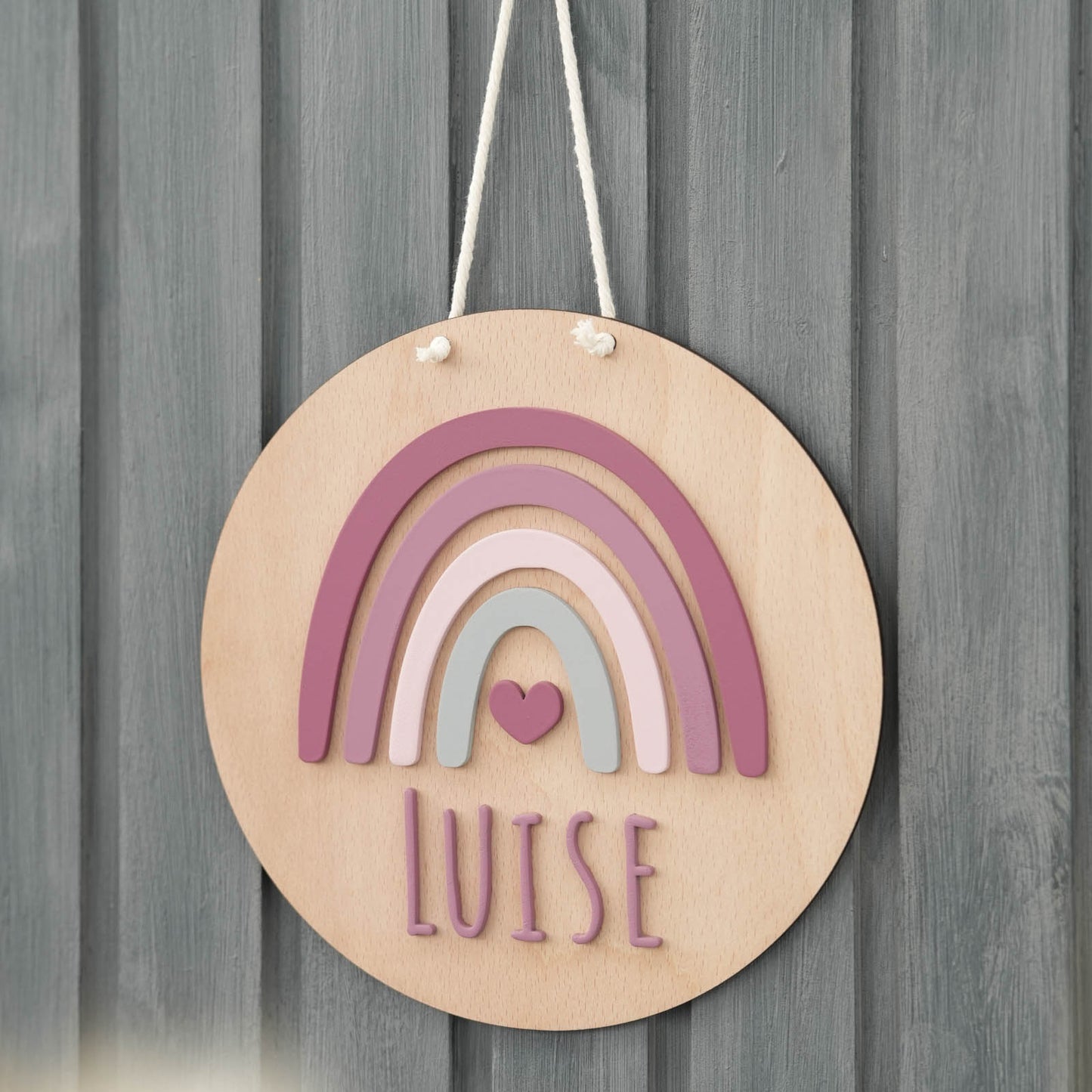 Liebevoll gefertigtes Holzschild mit Namen Luise und pastellfarbenem Regenbogen