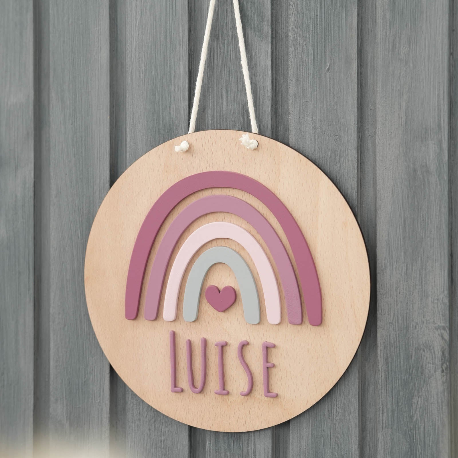 Liebevoll gefertigtes Holzschild mit Namen Luise und pastellfarbenem Regenbogen