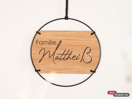 Personalisierte Eingangsdeko aus Holz in Eichenoptik mit schwarzem Metallring und Gravur Familie und personalisiertem Nachname – stilvolles Willkommensschild für dein Zuhause