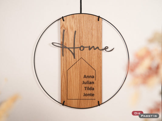 Personalisiertes Holzschild mit Familiennamen und ‚Home‘-Gravur – perfekte Haustürdeko für die ganze Familie