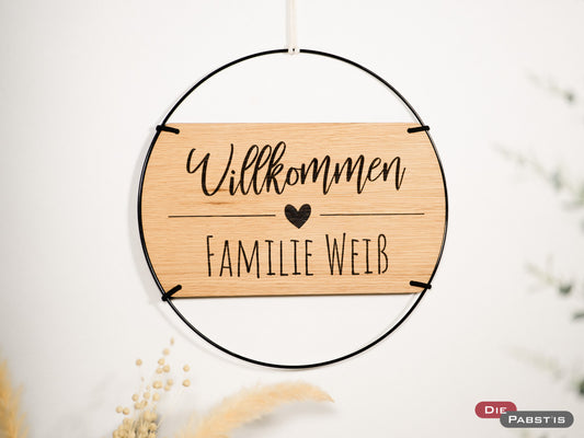 Personalisiertes Türschild mit Gravur ‚Willkommen‘, Herzsymbol und Familiennamen – perfektes Geschenk zur Hauseinweihung oder Hochzeit.