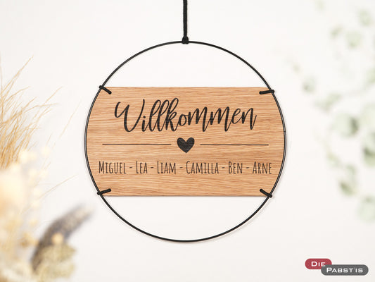Handgemachtes personalisiertes Familienschild aus Holz mit schwarzem Metallring – Türschild mit Namen und Herzmotiv für jede Jahreszeit