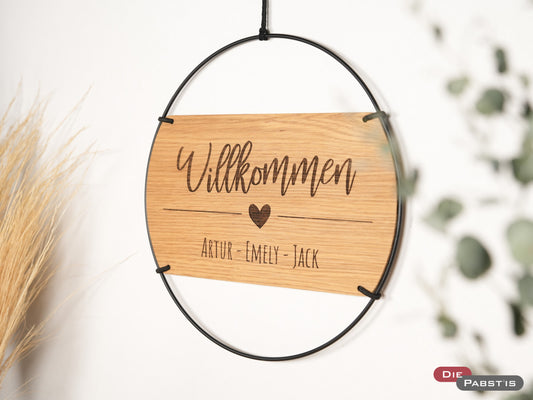Handgemachtes personalisiertes Familienschild aus Holz mit schwarzem Metallring – Türschild mit Namen und Herzmotiv für jede Jahreszeit