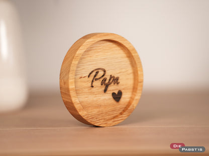 Untersetzer aus Eichenholz mit Gravur ‚Papa‘ und Herz – ein liebevolles Geschenk zum Vatertag oder Geburtstag.