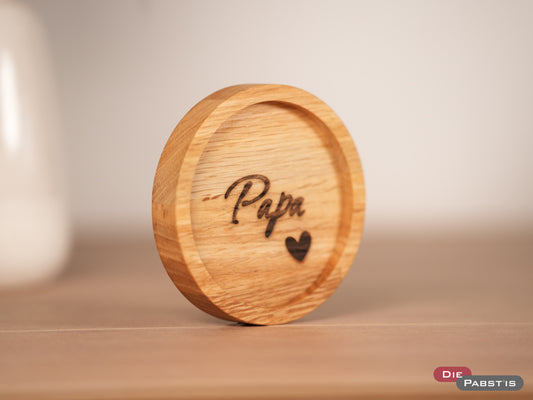 Untersetzer aus Eichenholz mit Gravur ‚Papa‘ und Herz – ein liebevolles Geschenk zum Vatertag oder Geburtstag.