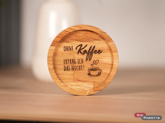 Gravierter Eichenholz-Untersetzer mit humorvollem Kaffee-Zitat – ideal für Büro oder Küche.
