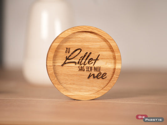 Eichenholz-Untersetzer mit Gravur ‚Zu Lillet sag ich nie nee‘ – perfekt für deinen Lillet Wild Berry Cocktail.