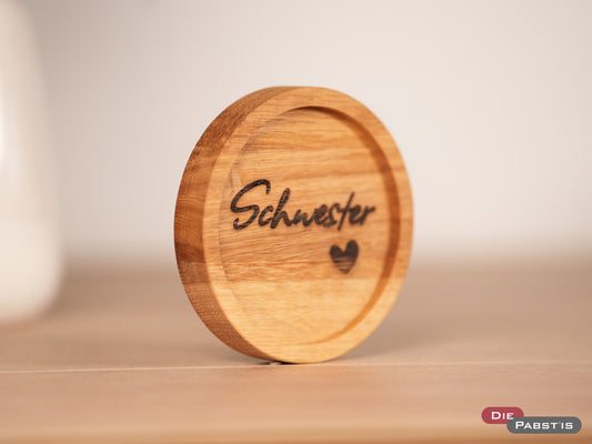 Persönlicher Eichenholz-Untersetzer mit liebevoller Gravur für deine Schwester.