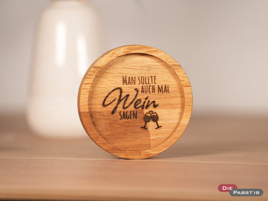 Gravierter Eichenholz-Untersetzer mit humorvoller Wein-Botschaft – ideal als Geschenk oder für den eigenen Weingenuss